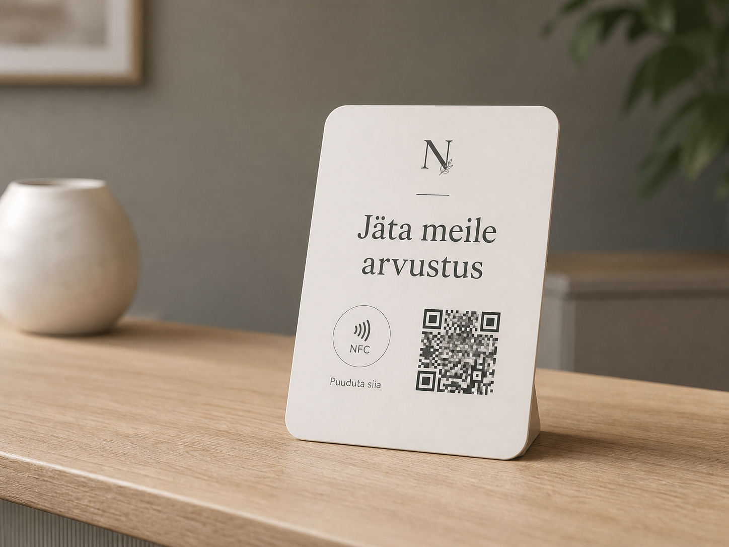 Personaliseeritud NFC ja QR arvustusalus heledal vastuvõtulaual